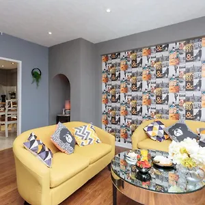  Apartment Gorgeous 3-bed Flat, 15 Minutes To Centre