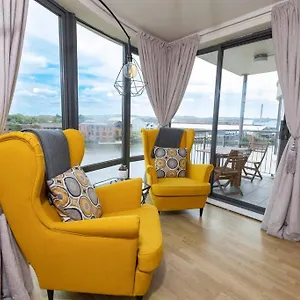 Stunning Views And Side-belfast City-2 Bedroom-5 Guests-wifi & Parking Apartment Belfast