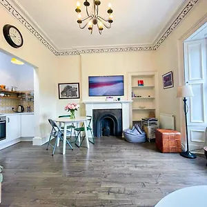 Open Plan 2 Bed Apt, Near Castle Édimbourg